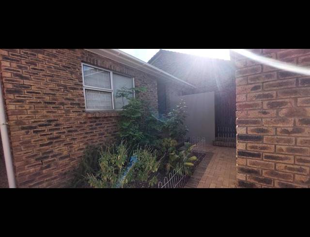 3 BEDROOM TOWNHOUSE FOR SALE IN TYGER VALLEY